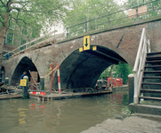 822812 Afbeelding van de restauratiewerkzaamheden aan de Weesbrug te Utrecht, vanaf de werf aan de oostzijde van de ...